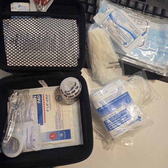 Lexus Two Keys Changs/Pen And First Aid Kit - Picture 4 of 5